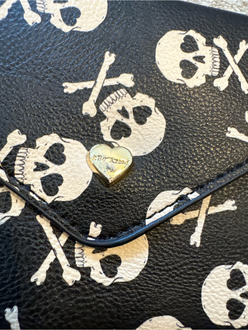 Betsy Johnson Skull & Crossbones Envelope Style Began Leather Wristlet - Picture 4 of 11
